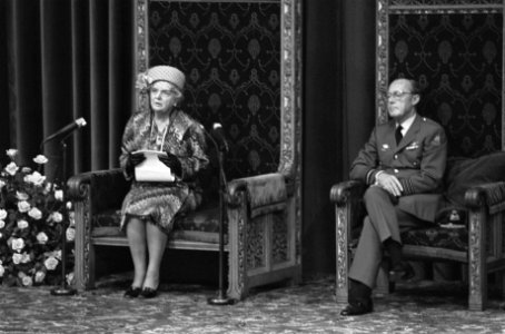 Koningin Juliana tijdens het voorlezen van de troonrede, rechts prins Bernhard, Bestanddeelnr 927-4560