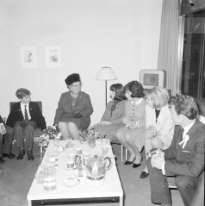 Koningin Juliana tijdens een gesprek met de kinderen van het joods kindertehuis, Bestanddeelnr 918-4527