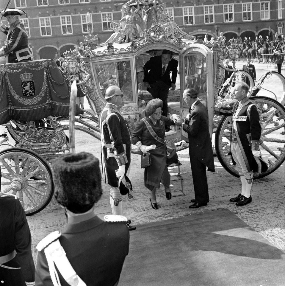 Koningin Juliana stapt uit de gouden koets op het Binnenhof, Bestanddeelnr 928-7909