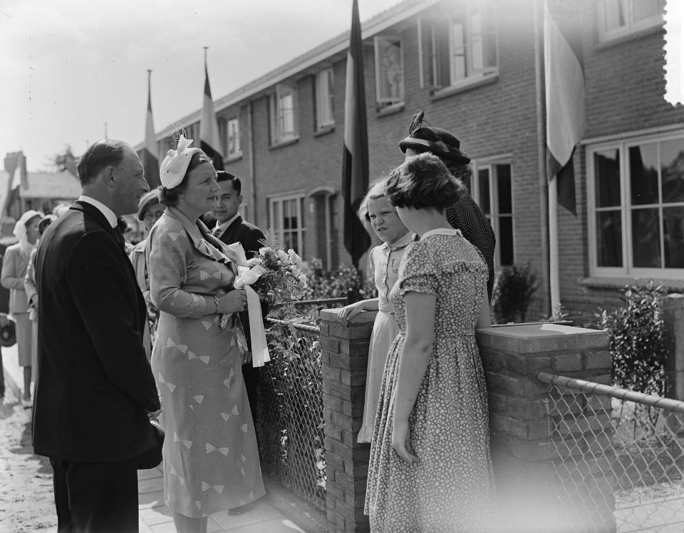 Koningin Juliana stelt aantal woningen in Baarn in gebruik, Bestanddeelnr 904-6869