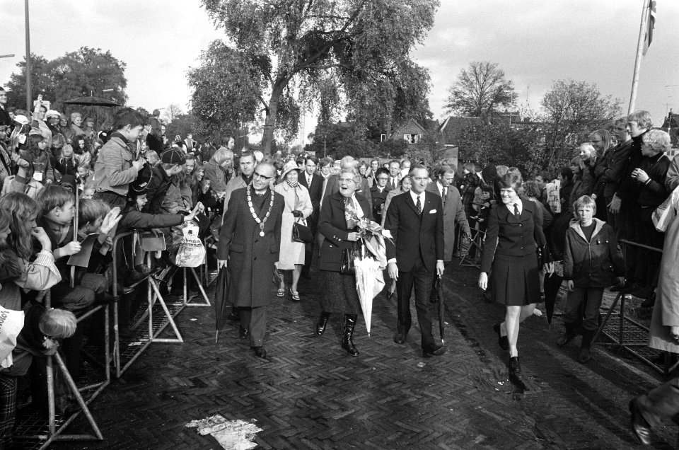 Koningin Juliana opent nieuw gebouw Scouting Nederland in Amersfoort, koningin J, Bestanddeelnr 926-7621