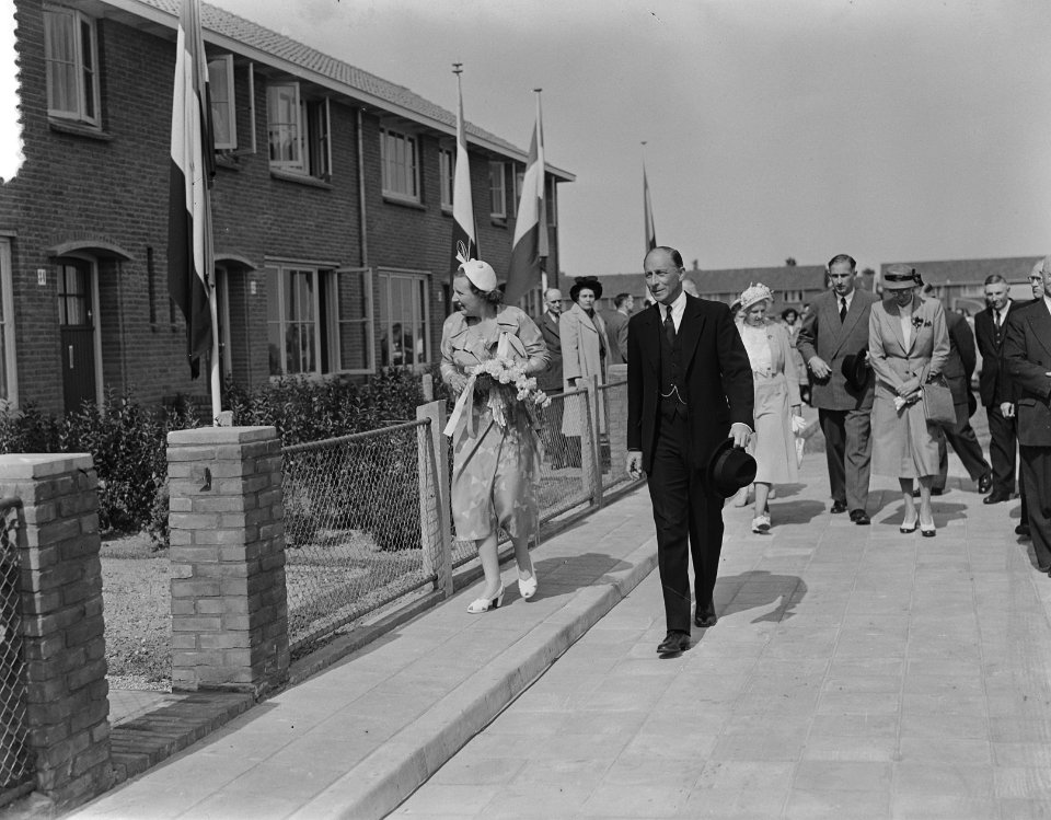 Koningin Juliana stelt aantal woningen in Baarn in gebruik, Bestanddeelnr 904-6870
