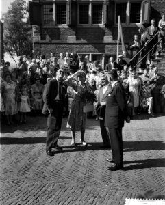 Koninklijk bezoek aan Amsterdam, derde dag, Koningin en Prins bekijken toren, Bestanddeelnr 910-6605