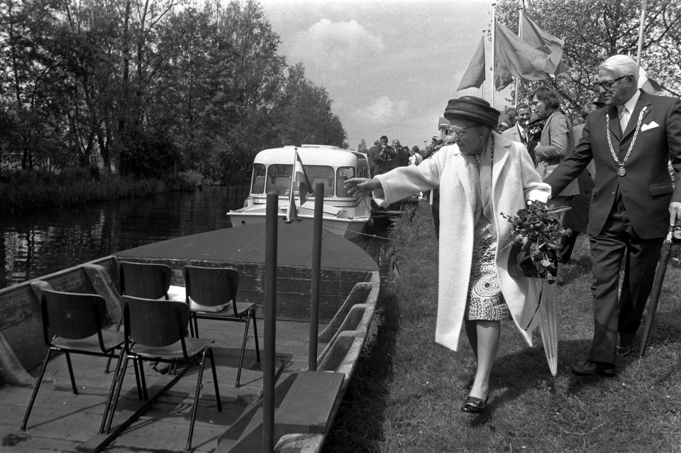 Koningin Juliana stapt op een oud-Zaanse boerenplatbodem voor een rondvaart door, Bestanddeelnr 925-6551