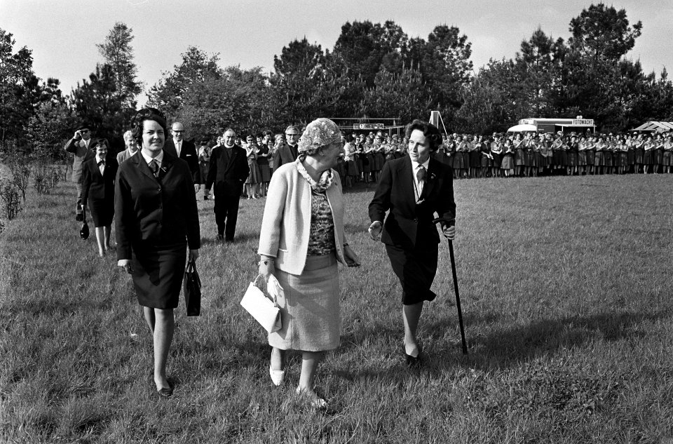 Koningin Juliana tijdens haar rondgang bij de padvinders, Bestanddeelnr 917-8236
