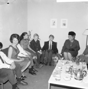 Koningin Juliana tijdens een gesprek met de kinderen van het joods kindertehuis, Bestanddeelnr 918-4521