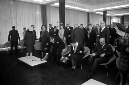 Koningin Juliana opent nieuw gebouw Algemeen Burgelijk Pensioen Fonds in Heerlen, Bestanddeelnr 926-7576
