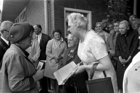 Koningin Juliana tijdens een bezoek aan het Ewoud en St. Elisabethgasthuis in Wi, Bestanddeelnr 925-6328