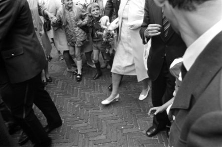 Koningin Juliana tijdens een wandeling door de Amsterdamse buurt in Haarlem, ver, Bestanddeelnr 925-7083