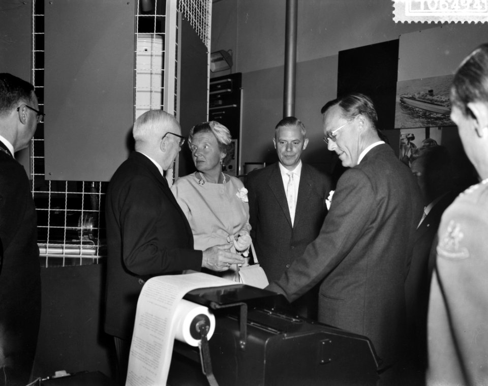 Koninklijk bezoek aan Amsterdam, koningin Juliana en prins Bernhard bij een tele, Bestanddeelnr 910-6494