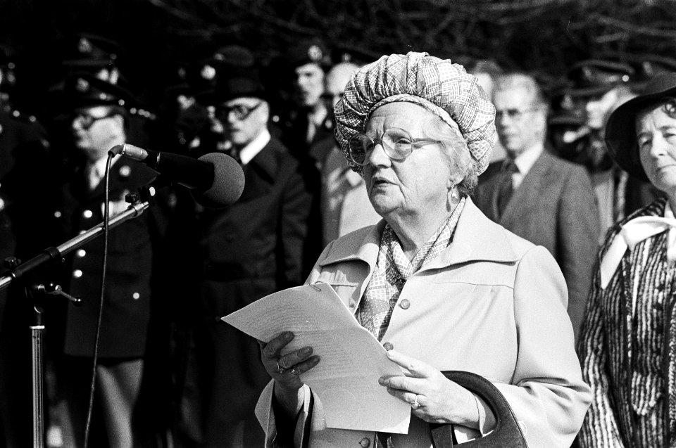 Koningin Juliana tijdens haar toespraak, Bestanddeelnr 930-2125