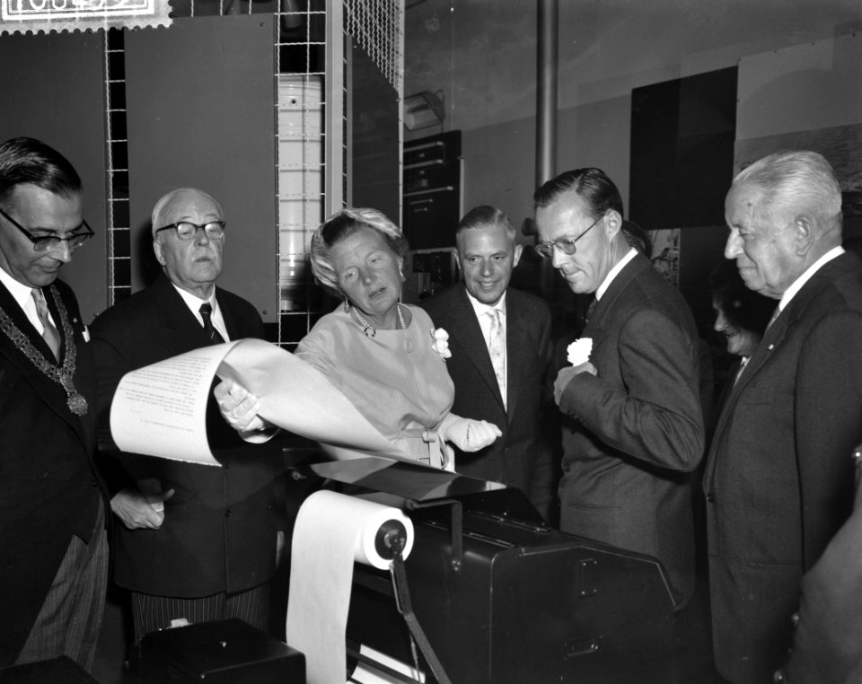 Koninklijk bezoek aan Amsterdam, koningin Juliana en prins Bernhard bij een tele, Bestanddeelnr 910-6495