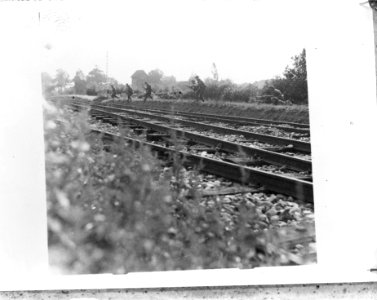 Koninklijke Nederlandse Prinses Irene Brigade in België. Passeren van een spoorl, Bestanddeelnr 934-9707