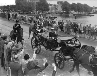 Koninklijk bezoek aan Amsterdam, in rijtuig naar Amstelbrug, Bestanddeelnr 905-9387