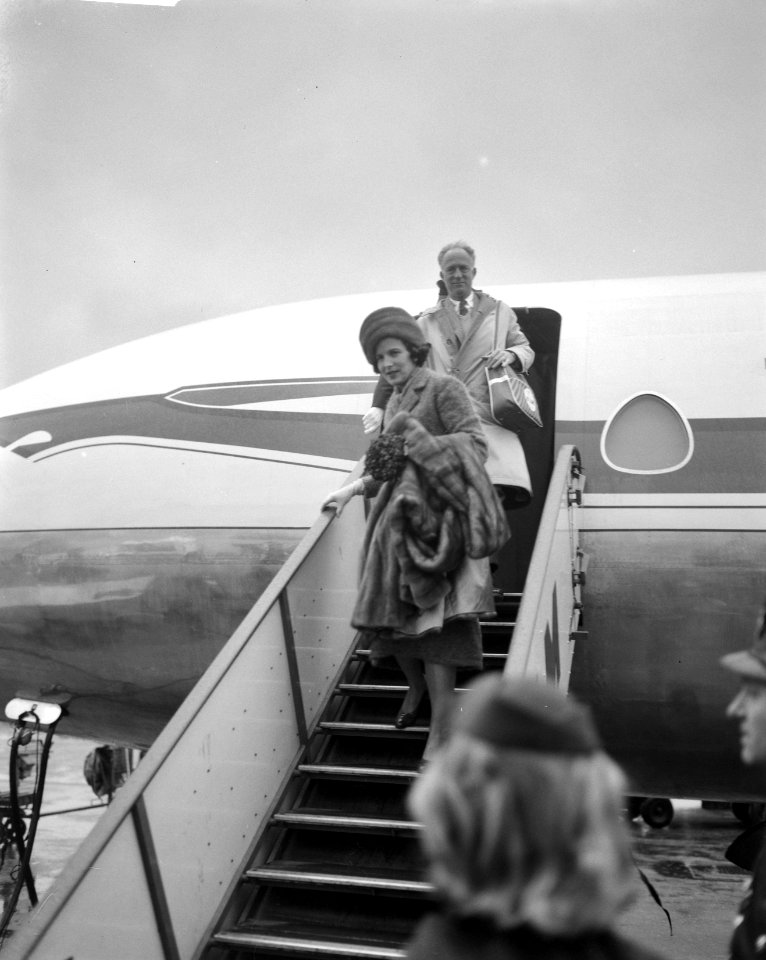 Koninig Leopold en prinses de Rethy op Schiphol Op de vliegtuigtrap, Bestanddeelnr 913-4040