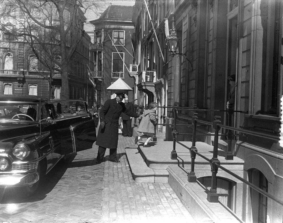 Koninklijk bezoek aan Den Haag . Prinses Marijke ontmoet Prinses Wilhelmina, Bestanddeelnr 905-6576