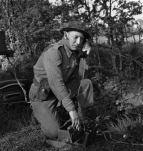 Koninklijke Nederlandse Brigade Prinses Irene in training. Veldtelefoon, Bestanddeelnr 934-9639