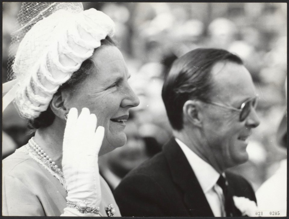 Koninklijk bezoek aan Friesland. In Leeuwarden kijken koningin Juliana en prins , Bestanddeelnr 021-0205