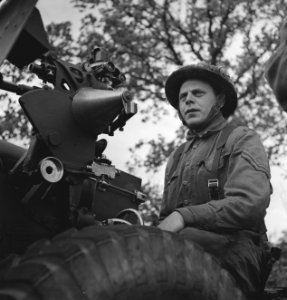 Koninklijke Nederlandse Brigade Prinses Irene in training. Kanonnier met een 25-, Bestanddeelnr 934-9624