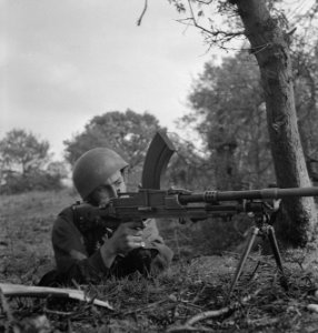 Koninklijke Nederlandse Brigade Prinses Irene in training. Brenschutter, Bestanddeelnr 934-9640