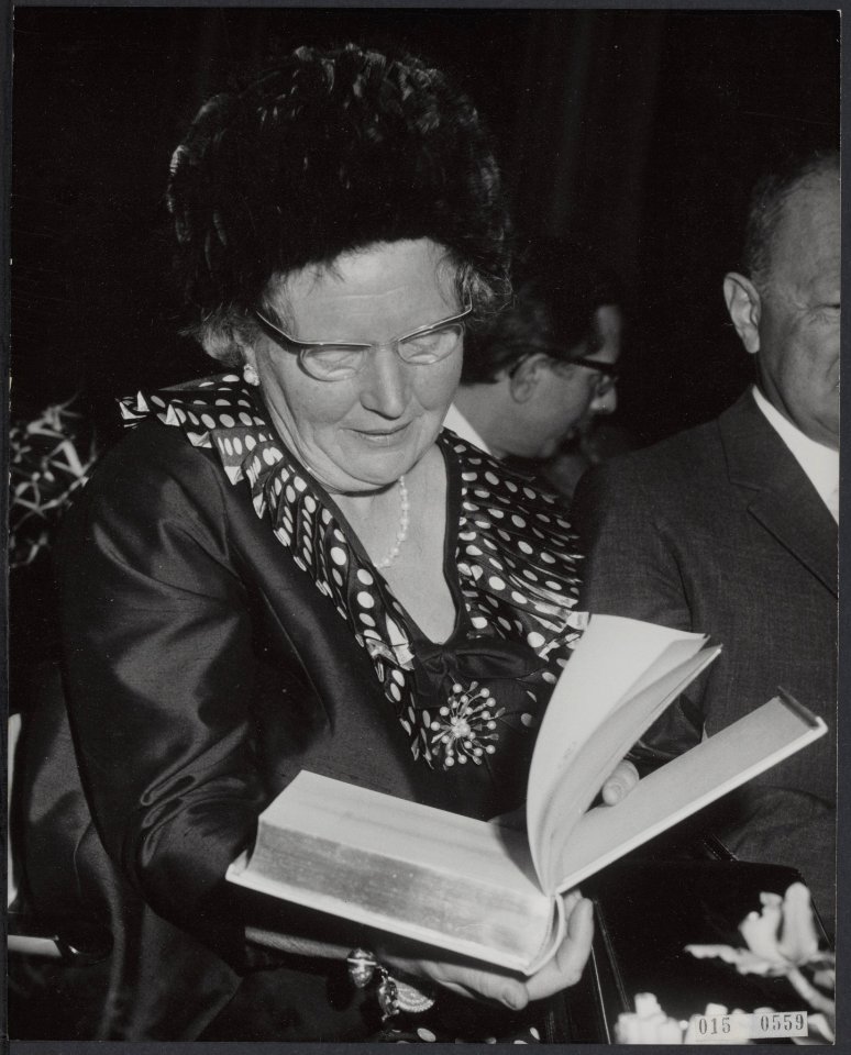 Koninklijk huis, koninginnen, bezoeken, vergaderingen, boeken, Juliana, koningin, Bestanddeelnr 015-0559