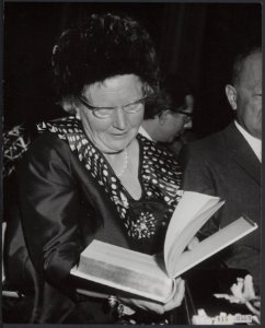 Koninklijk huis, koninginnen, bezoeken, vergaderingen, boeken, Juliana, koningin, Bestanddeelnr 015-0559