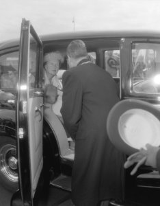 Koninklijk bezoek aan Amsterdam, eerste dag , begroetin door burgemeester B Van, Bestanddeelnr 909-8689