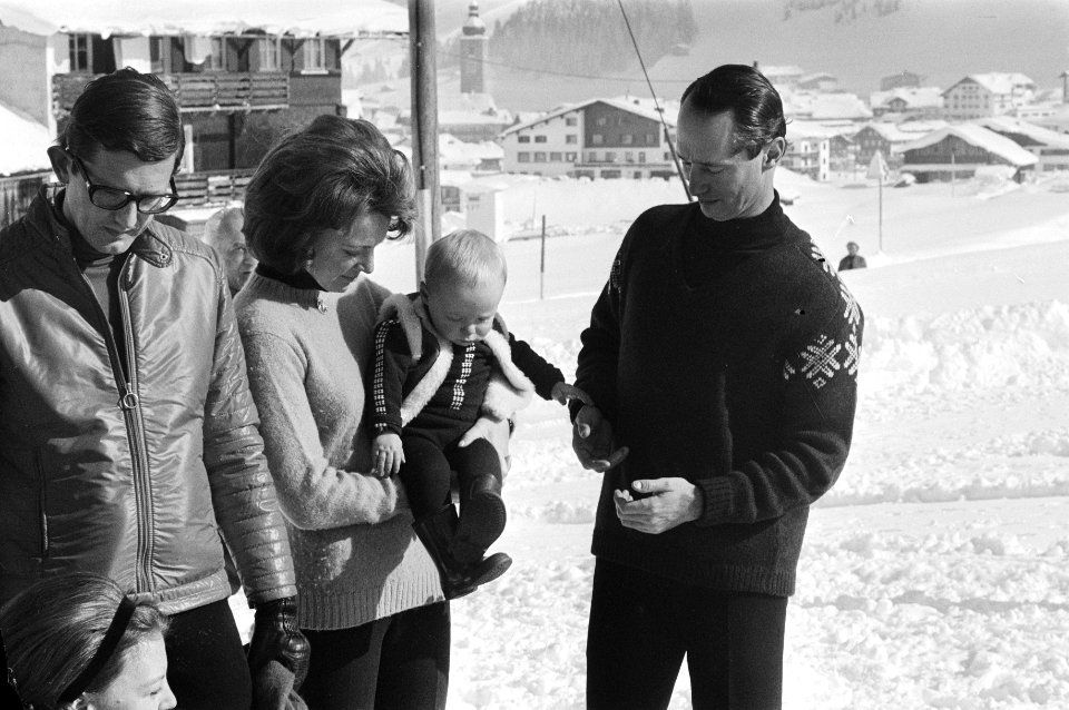 Koninklijke Familie voor wintervakantie in Lech nr. 33 Prinses Irene met zoon,, Bestanddeelnr 924-3187