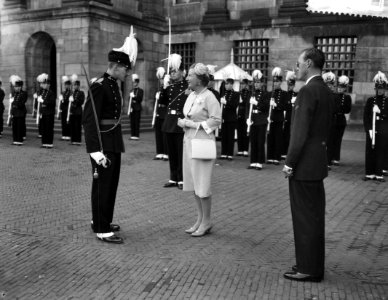 Koninklijk bezoek aan Amsterdam, inspectie erewacht voor paleis, Bestanddeelnr 910-6492