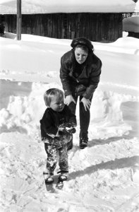 Koninklijke Familie voor wintervakantie in Lech Prinses Beatrix met Prins Johan, Bestanddeelnr 924-3180