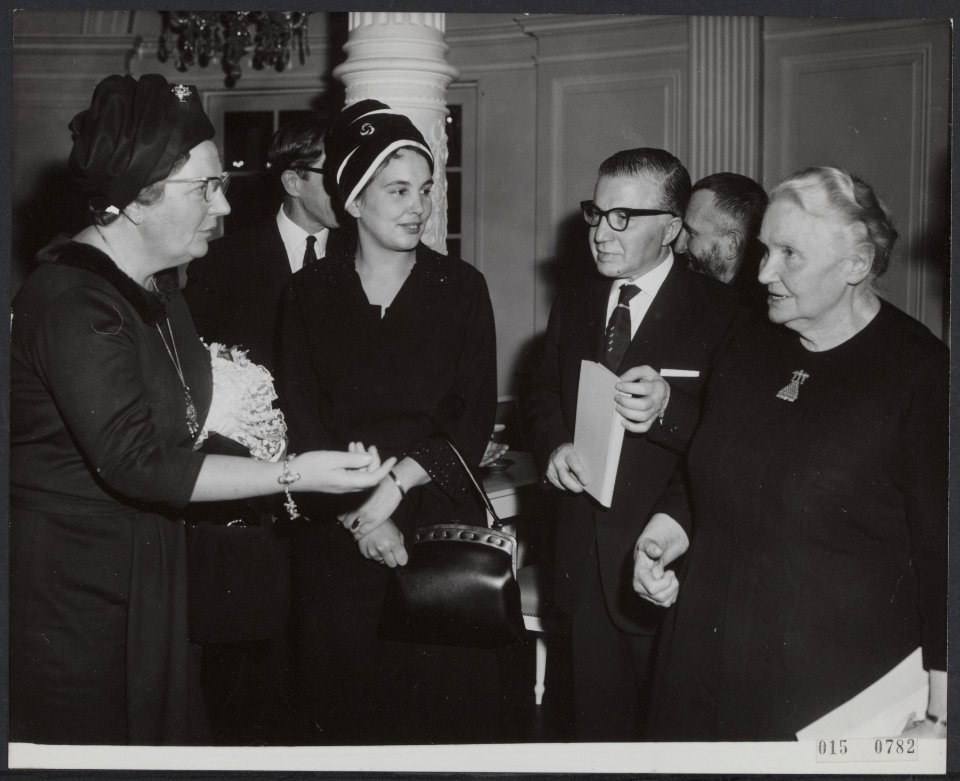 Koninklijk huis, koninginnen, prijsuitreikingen, Albert Schweitzerprijs, Juliana, Bestanddeelnr 015-0782