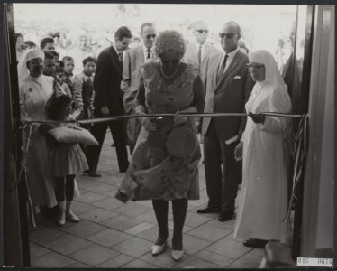 Koninklijk huis, koninginnen, openingen, scholen, kleuters, nonnen, Juliana, kon, Bestanddeelnr 015-0676