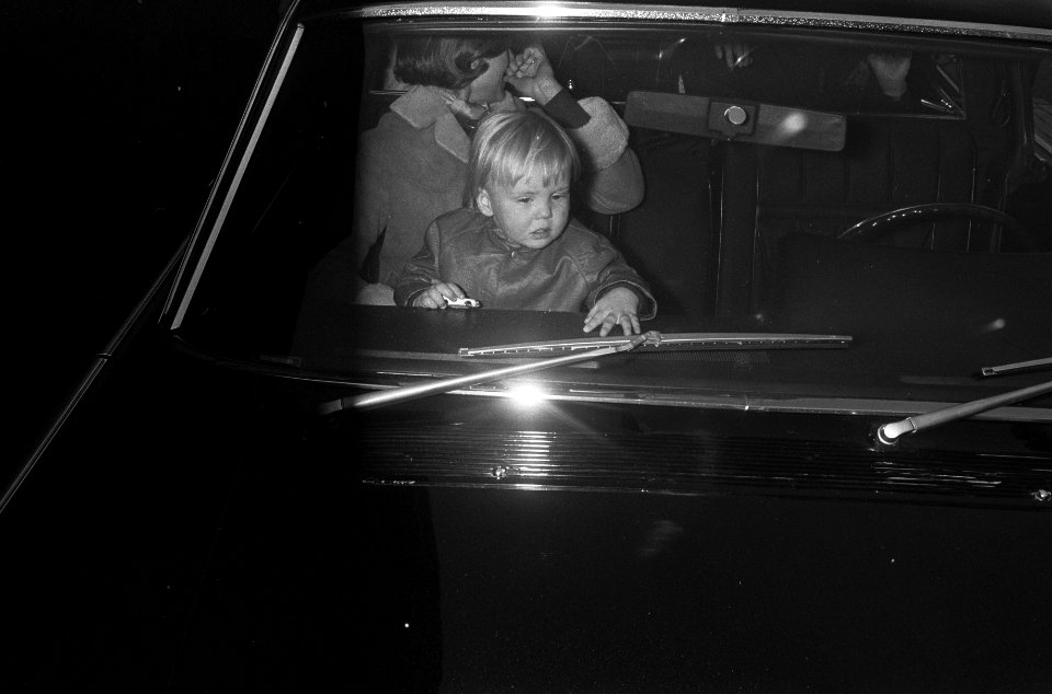 Koninklijke familie terug uit Lech, op station Baarn Prins Willem Alexander in a, Bestanddeelnr 922-2274