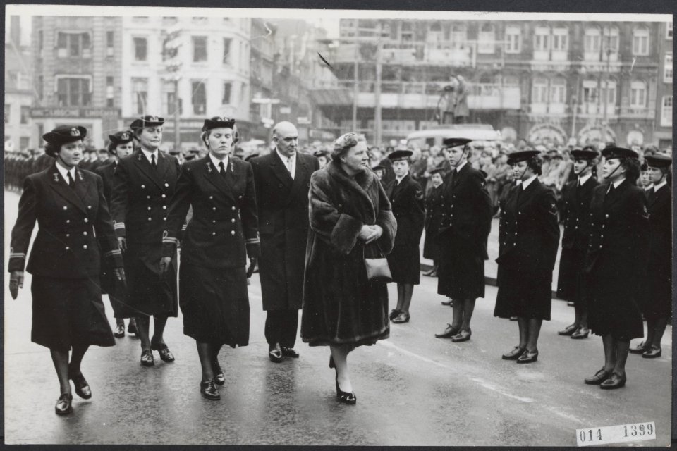 Koninklijk huis, koninginnen, defiles, marvas, officieren, Juliana, koningin, Bestanddeelnr 014-1399