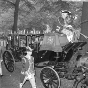 Koninklijke familie op weg naar Paleis Lange Voorhout vanaf Binnenhof Prinses M, Bestanddeelnr 922-7957