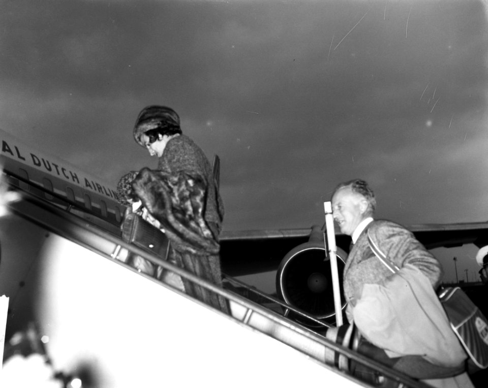 Koninig Leopold en prinses de Rethy op Schiphol, Bestanddeelnr 913-4039