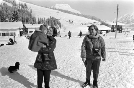 Koninklijke Familie voor wintervakantie in Lech nr. 35 Prinses Beatrix met Pri, Bestanddeelnr 924-3209