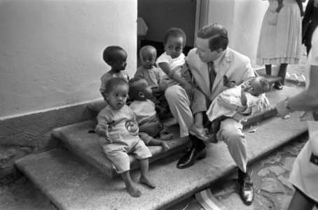 Koninklijk bezoek aan Ethiopie, bezoek aan stad Jimma Prins Claus met weeskinder, Bestanddeelnr 922-0522