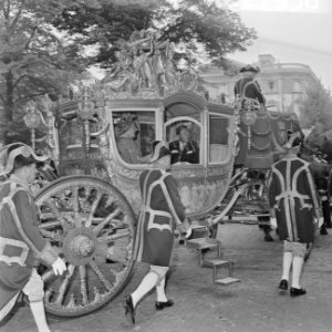Koninklijke familie op weg naar Paleis Lange Voorhout vanaf het Binnenhof, Bestanddeelnr 922-7956