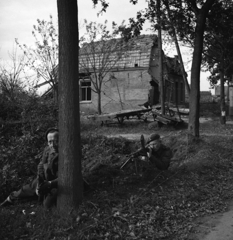 Koninkijke Nederlandse Prinses Irene Brigade in Nederland De weg Tilburg-Breda, Bestanddeelnr 934-9728