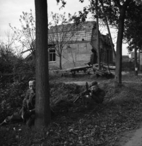 Koninkijke Nederlandse Prinses Irene Brigade in Nederland De weg Tilburg-Breda, Bestanddeelnr 934-9728