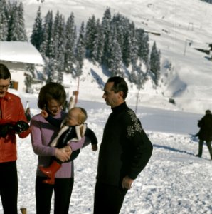 Koninklijke Familie voor wintersport in Lech, Oostenrijk Prinses Irene met Prins, Bestanddeelnr 254-8808