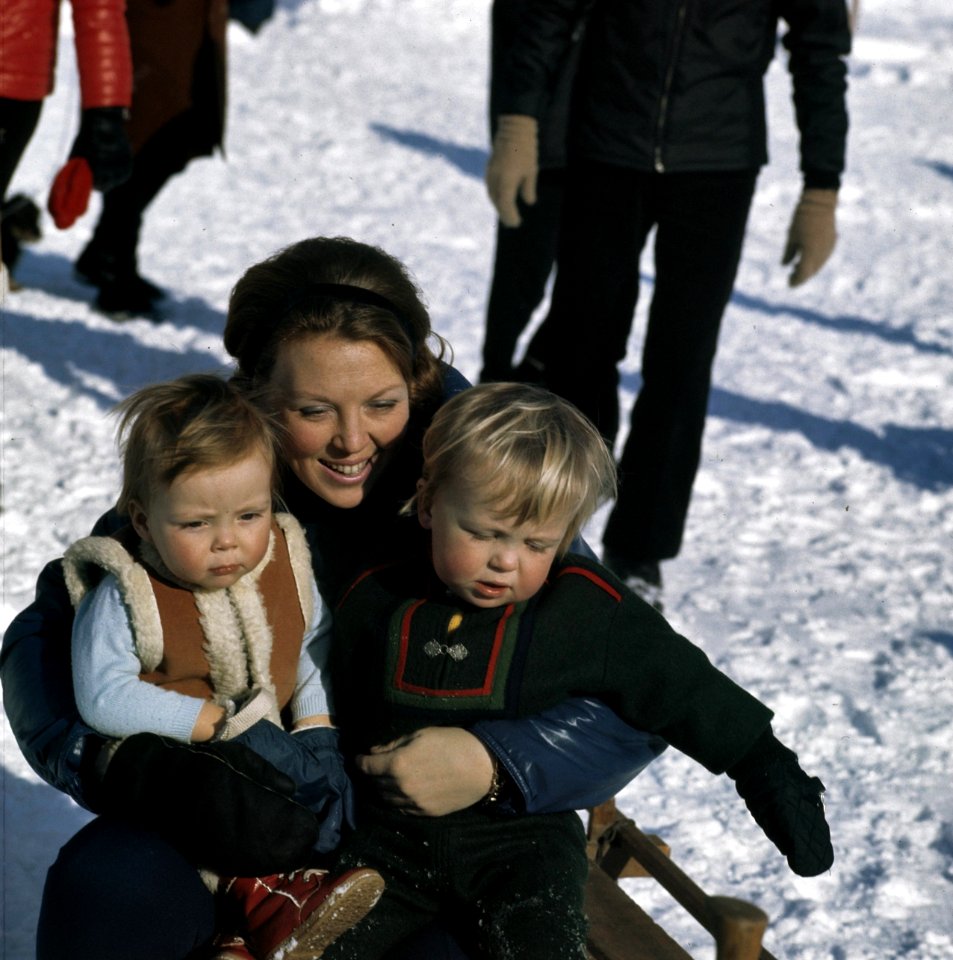 Koninklijke Familie voor wintersport in Lech, Oostenrijk Prinses Beatrix met (li, Bestanddeelnr 254-8803
