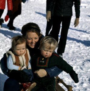 Koninklijke Familie voor wintersport in Lech, Oostenrijk Prinses Beatrix met (li, Bestanddeelnr 254-8803