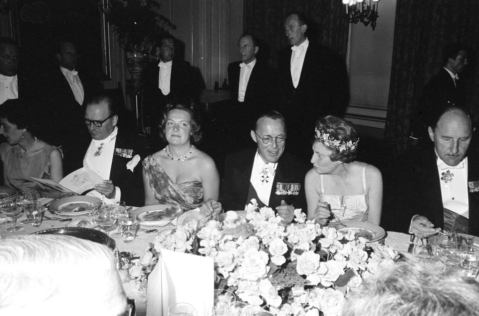 Koninklijk gezin aan diner van Engelse ambassadeur vlnr Prins Bernhard , Pri, Bestanddeelnr 914-0264