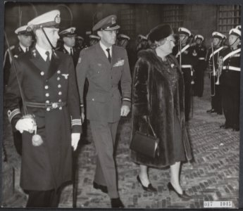 Koninklijk huis, koninginnen, prinsen, erewachten, Bernhard, prins, Juliana, kon, Bestanddeelnr 017-1045
