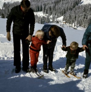 Koninklijke Familie voor wintersport in Lech, Oostenrijk Prins Johan Friso, Bestanddeelnr 254-8785