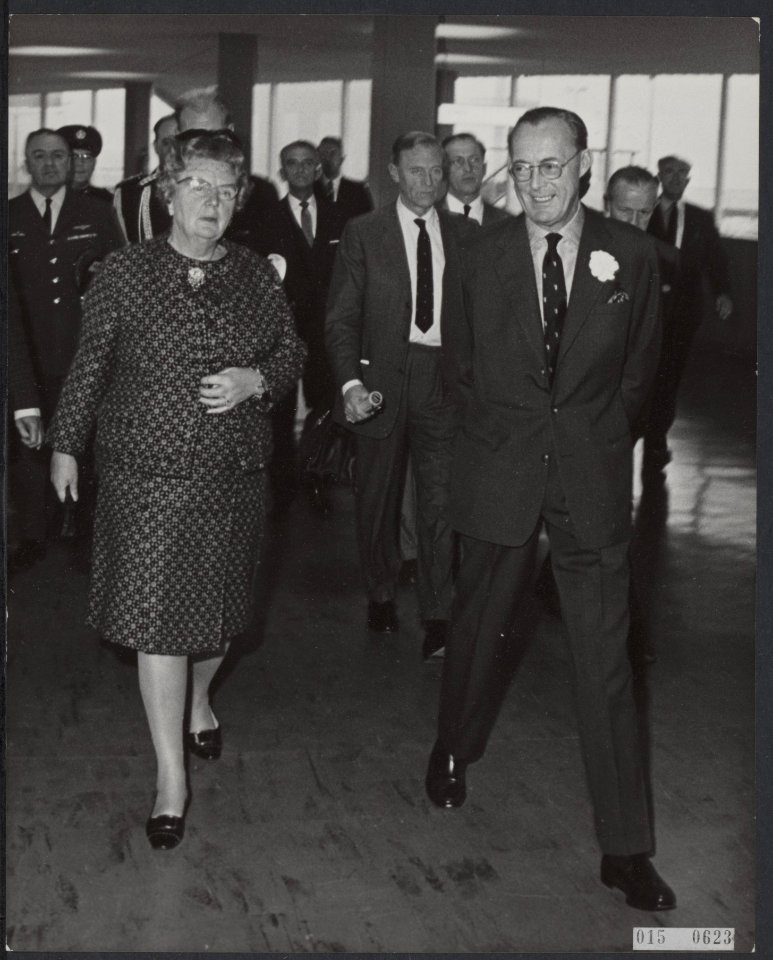 Koninklijk huis, koninginnen, vliegvelden, Bernhard, prins, Juliana, koningin, Bestanddeelnr 015-0623
