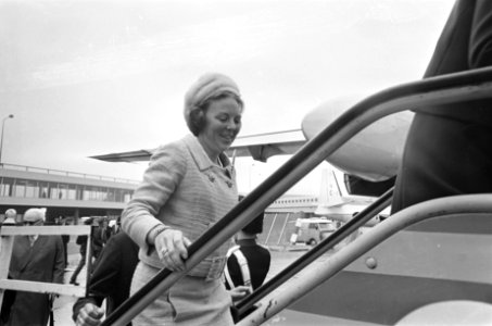 Koninklijk bezoek naar Zeeland. Prinses Beatrix stapt in, Bestanddeelnr 920-7021