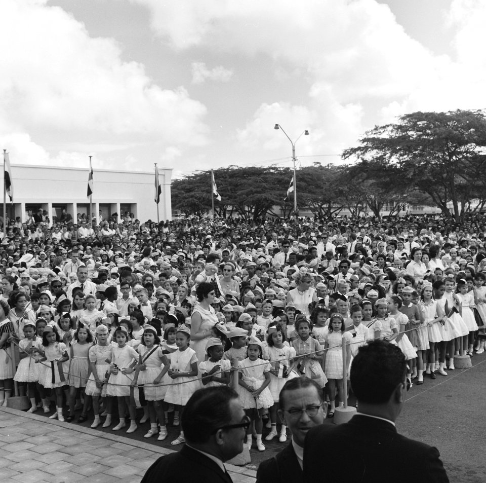 Koninklijk bezoek aan Aruba, zangobade 3500 kinderen, Oranjestad, Bestanddeelnr 918-2634